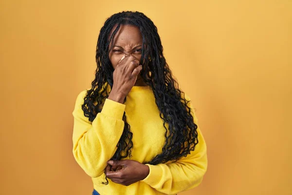 African Woman Standing Yellow Background Smelling Something Stinky Disgusting Intolerable — ストック写真