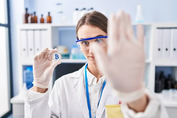 Молода Жінка Яка Працює Науковій Лабораторії Тримає Біткоїн Відкритою Рукою — стокове фото