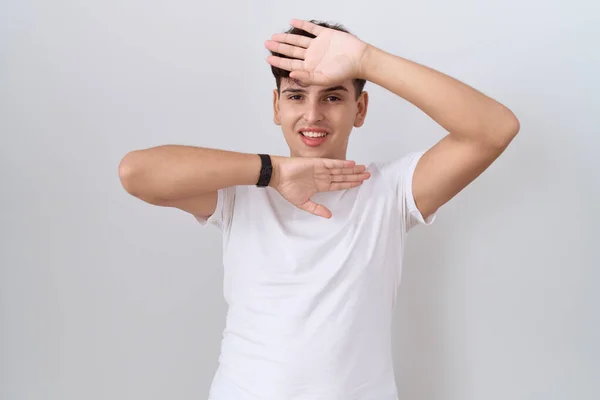Jonge Niet Binaire Man Draagt Casual Wit Shirt Lachend Vrolijk — Stockfoto
