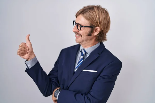 Homme Caucasien Avec Moustache Portant Des Vêtements Travail Regardant Fier — Photo