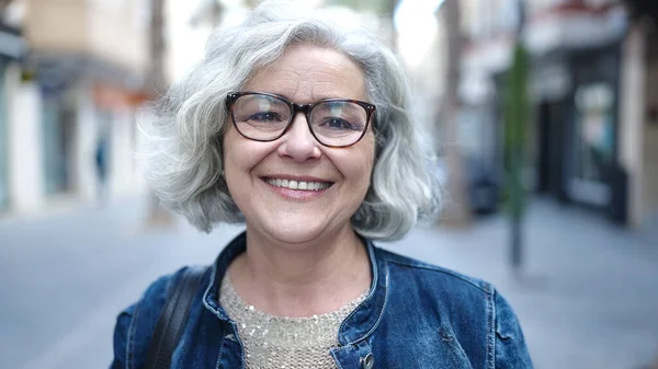 Middle Age Woman Grey Hair Smiling Confident Street —  Fotos de Stock