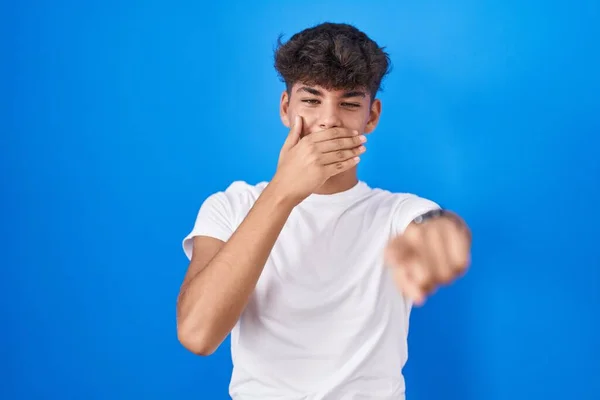 Adolescente Hispânico Sobre Fundo Azul Rindo Você Apontando Dedo Para — Fotografia de Stock