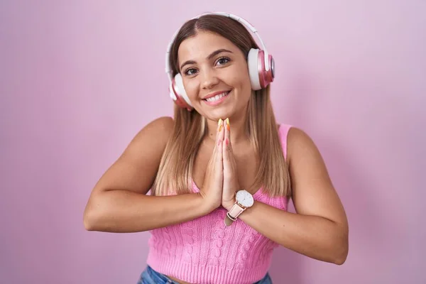 Mujer Rubia Joven Escuchando Música Usando Auriculares Orando Con Las — Foto de Stock