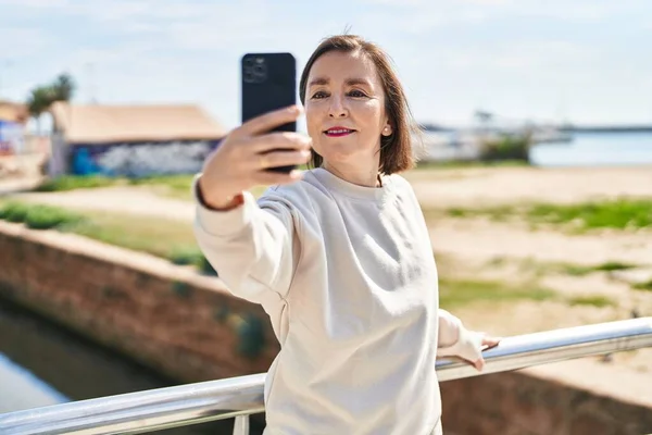 Medelålders Kvinna Ler Säker Att Göra Selfie Smartphone Vid Havet — Stockfoto