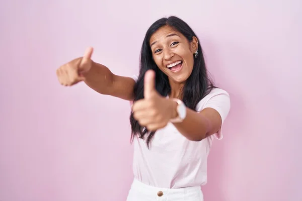 Young Hispanic Woman Standing Pink Background Approving Doing Positive Gesture — Stock Photo, Image