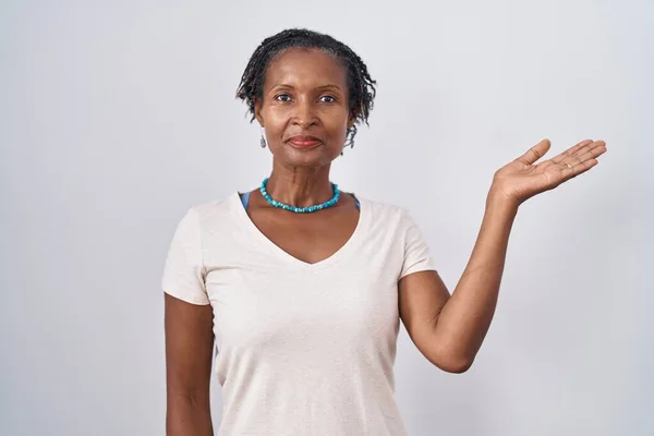 Mujer Africana Con Rastas Pie Sobre Fondo Blanco Sonriendo Alegre — Foto de Stock