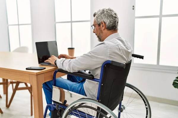 オフィスで働く車椅子に座っている中年の白髪のサラリーマン — ストック写真