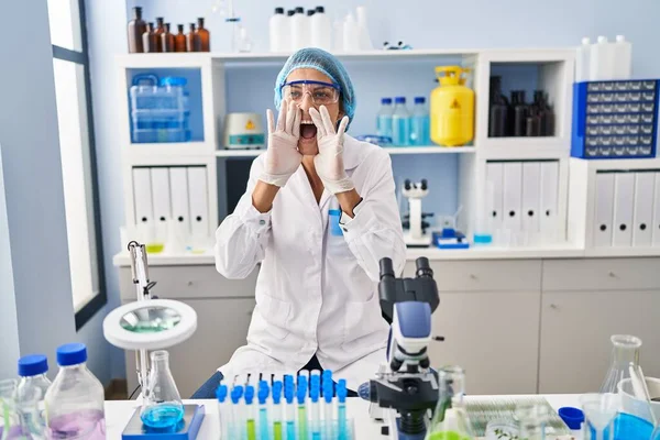 Brunette Woman Working Scientist Laboratory Shouting Angry Out Loud Hands — Stock Photo, Image