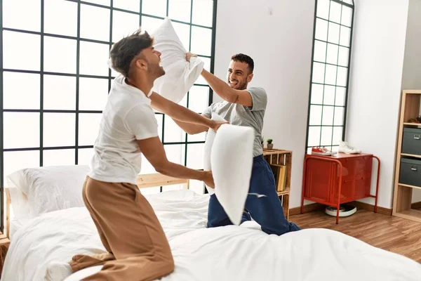 Два Латиноамериканских Мужчины Улыбаются Уверенно Борясь Подушкой Спальне — стоковое фото