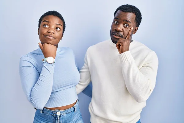 Jeune Couple Afro Américain Debout Sur Fond Bleu Avec Main — Photo