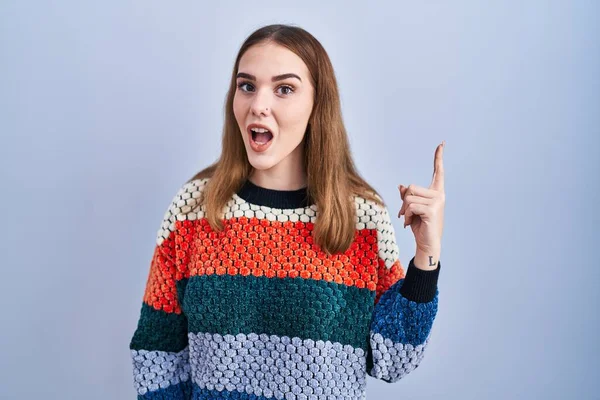 Young Hispanic Girl Standing Blue Background Pointing Finger Successful Idea — Stock Photo, Image