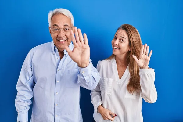 Medelåldern Latinamerikanskt Par Står Över Blå Bakgrund Avstår Från Att — Stockfoto