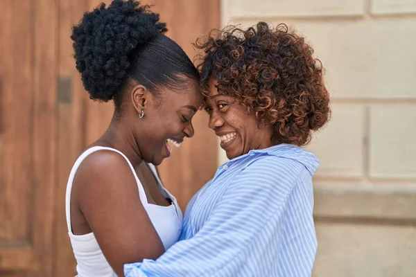 African American Women Mother Daughter Hugging Each Other Street — Zdjęcie stockowe