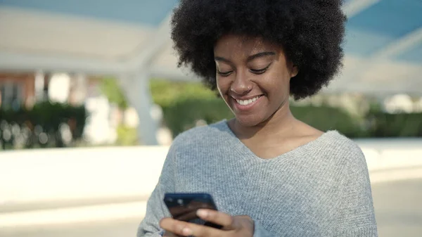 Afrikaanse Amerikaanse Vrouw Glimlachen Zelfverzekerd Met Behulp Van Smartphone Het — Stockfoto