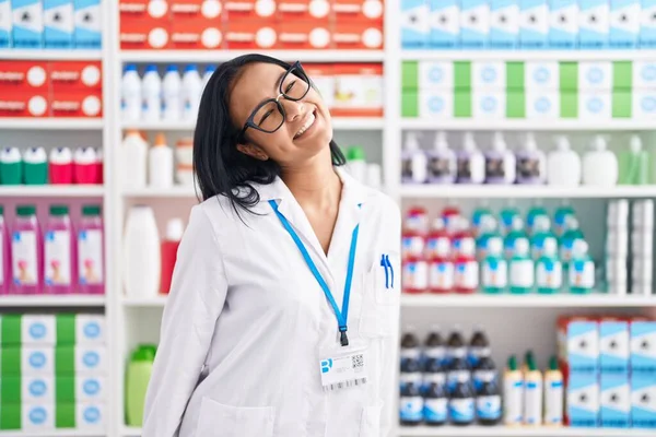 Donna Ispanica Che Lavora Farmacia Farmacia Guardando Altra Parte Con — Foto Stock
