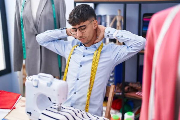 Jeune Homme Hispanique Tailleur Stressé Aide Une Machine Coudre Atelier — Photo