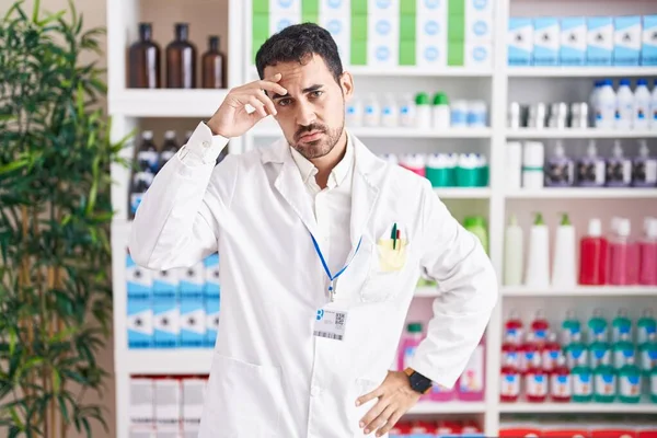 Красивый Латиноамериканец Работающий Аптеке Беспокоился Подчеркивал Проблему Рукой Лбу Нервничал — стоковое фото