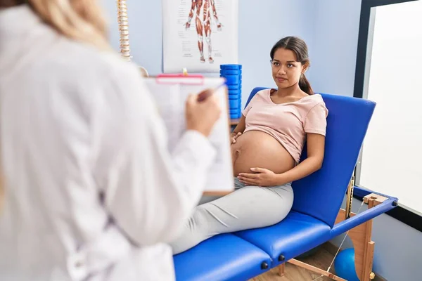 若いラテン語の女性妊娠中の患者は クリニックで理学療法セッションを持って — ストック写真