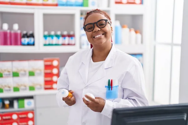 African American Woman Pharmacist Holding Pills Bottles Pharmacy — Stockfoto