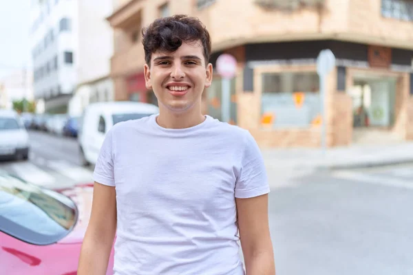 Δυαδικό Άνθρωπος Χαμογελά Αυτοπεποίθηση Στέκεται Στο Δρόμο — Φωτογραφία Αρχείου