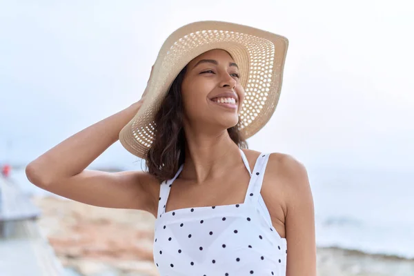 若いですアフリカ系アメリカ人女性を身に着けています夏の帽子海沿いを見ます — ストック写真