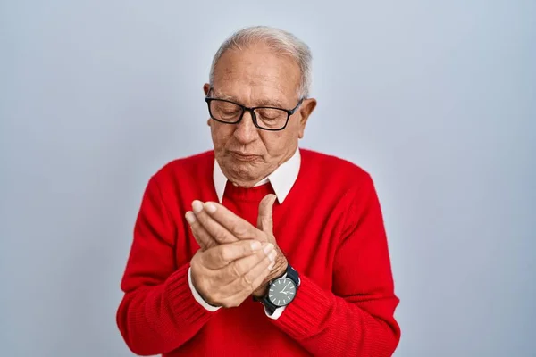 Starší Muž Šedivými Vlasy Stojící Nad Izolovaným Pozadím Trpí Bolestí — Stock fotografie