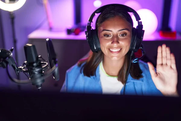Mladá Hispánka Nosí Sluchátka Hraje Videohry Vypadá Pozitivně Šťastně Usmívá — Stock fotografie