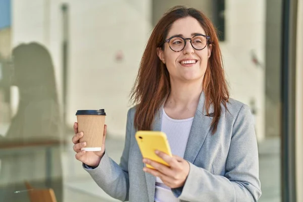 Jonge Vrouw Zakelijke Werknemer Met Behulp Van Smartphone Het Drinken — Stockfoto
