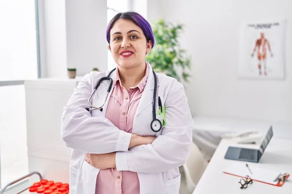 Young Beautiful Size Woman Doctor Smiling Confident Standing Arms Crossed — Stock Photo, Image