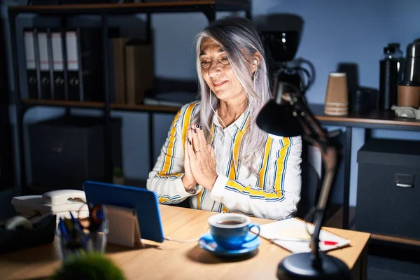 Gri Saçlı Orta Yaşlı Bir Kadın Gece Ofiste Çalışıyor Elleriyle — Stok fotoğraf