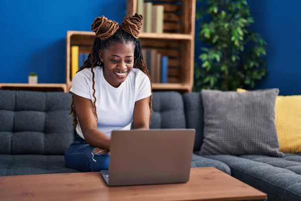 African American Woman Using Laptop Sitting Sofa Home — Foto de Stock