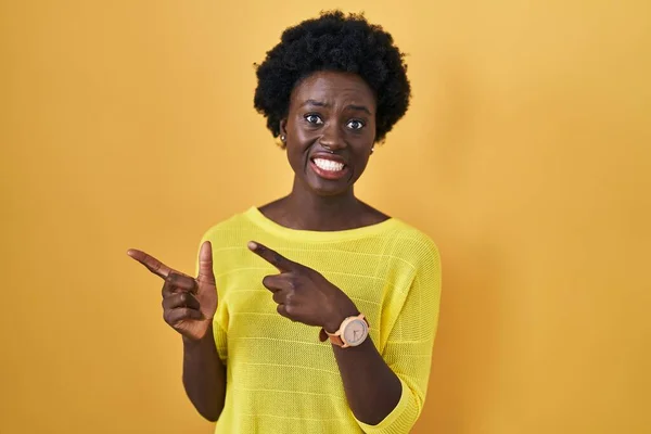 Afrikanische Junge Frau Steht Über Gelbem Studio Und Zeigt Besorgt — Stockfoto