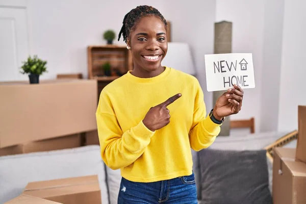 Mulher Negra Bonita Movendo Para Uma Nova Casa Sorrindo Feliz — Fotografia de Stock