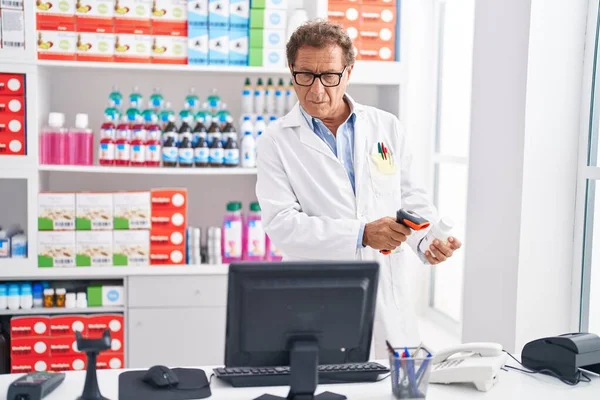 Hombre Mediana Edad Farmacéutico Escaneo Píldoras Botella Farmacia — Foto de Stock