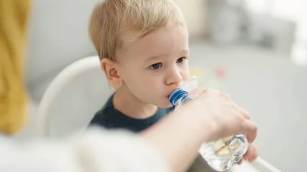 Bedårande Blont Barn Sitter Barnstol Äta Mellanmål Dricksvatten Hemma — Stockfoto