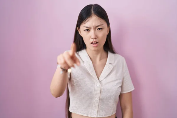 Chinesische Junge Frau Steht Über Rosa Hintergrund Und Zeigt Unzufrieden — Stockfoto