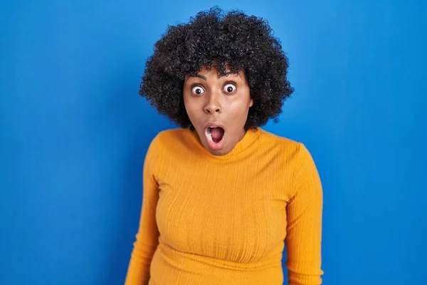 Zwarte Vrouw Met Krullend Haar Staande Blauwe Achtergrond Shock Gezicht — Stockfoto