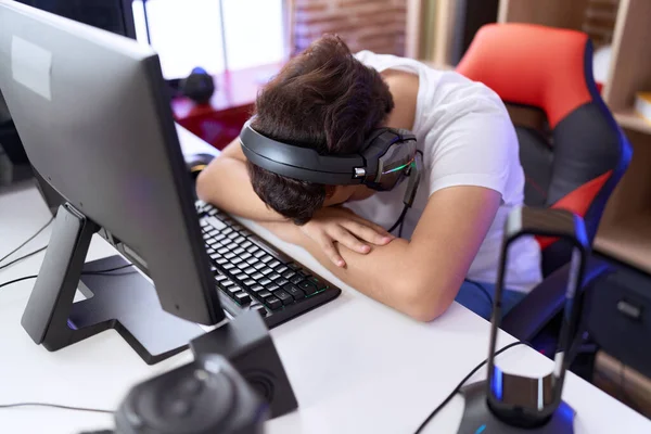 Non Binary Man Streamer Stressed Using Computer Gaming Room — Stockfoto