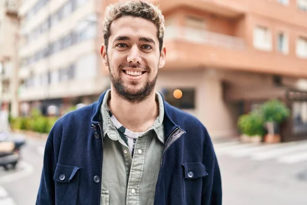 Junger Mann Lächelt Selbstbewusst Auf Der Straße — Stockfoto