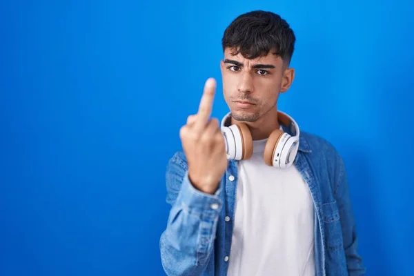 Young Hispanic Man Standing Blue Background Showing Middle Finger Impolite — Stockfoto