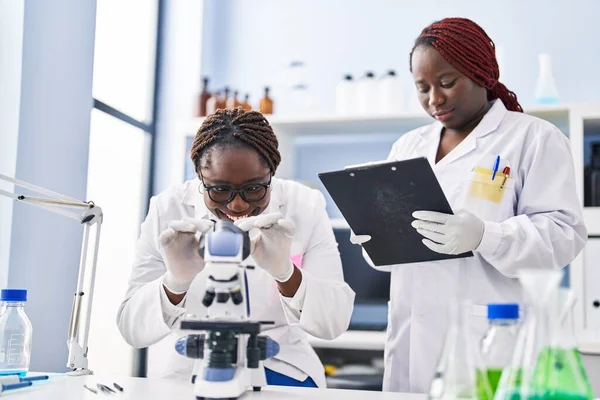 Afričanky Americké Vědkyně Pomocí Mikroskopu Psaní Dokumentu Laboratoři — Stock fotografie