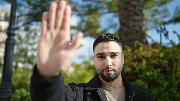 Nuori Arabi Mies Tekee Stop Ele Käsi Puistossa — kuvapankkivalokuva