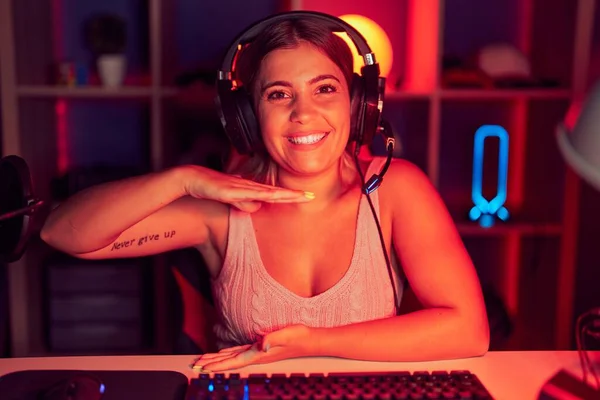 Young Blonde Woman Playing Video Games Wearing Headphones Gesturing Hands — Stock Photo, Image