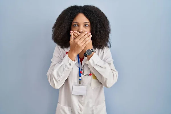Junge Afroamerikanerin Arztuniform Und Stethoskop Schockiert Mund Mit Händen Aus — Stockfoto