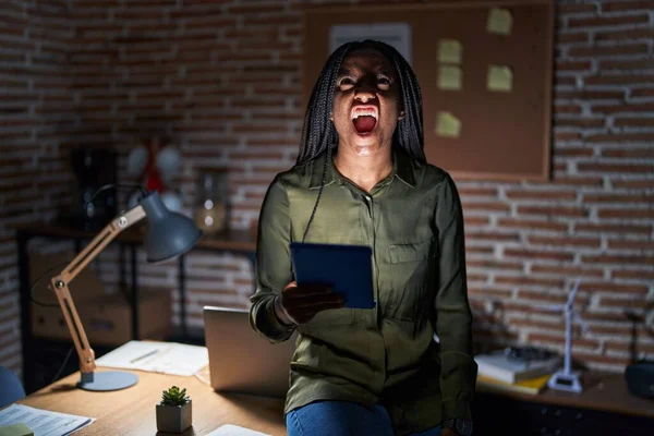 Genç Afro Amerikalı Örgüleriyle Ofiste Çalışıyor Kızgın Kızgın Çığlıklar Atıyor — Stok fotoğraf