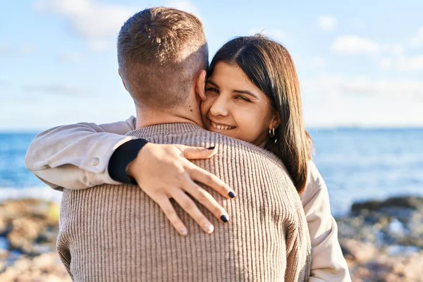 Homem Mulher Casal Sorrindo Confiante Abraçando Uns Aos Outros Beira — Fotografia de Stock