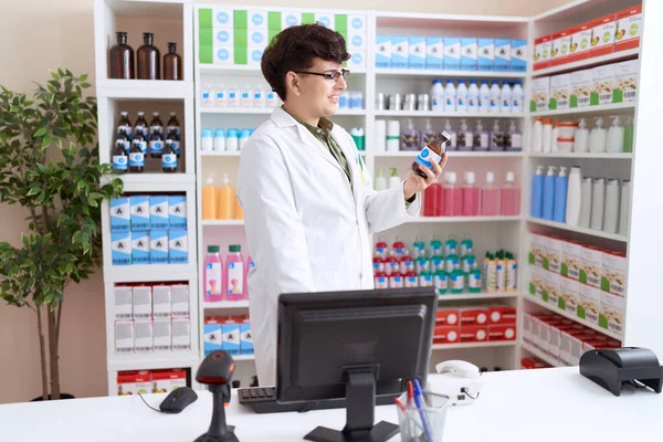 Двоичный Человек Фармацевт Помощью Компьютера Бутылкой Лекарств Аптеке — стоковое фото