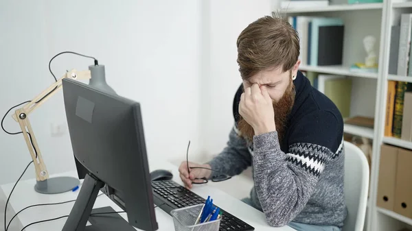 Young Redhead Man Student Stressed Using Computer Studying Library University — Foto Stock