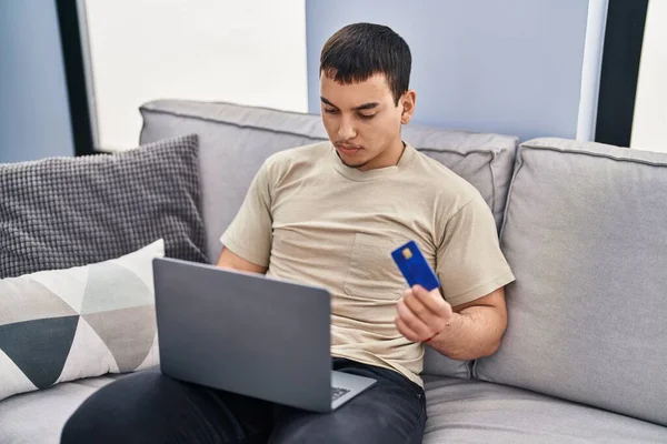 Young Man Using Laptop Credit Card Sitting Sofa Home — Stock Photo, Image