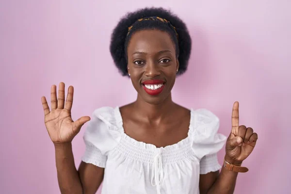 Afrikansk Kvinna Med Lockigt Hår Står Över Rosa Bakgrund Visar — Stockfoto